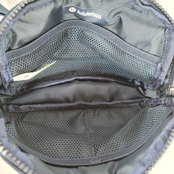 Lululemon Everywhere Belt Bag Full Zip 1L Navy Blue Adjustable Strap Pilates - Picture 5 of 7